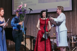 Директор колледжа Элла Алексеевна Смелова получает поздравление от Гильдии концертмейстеров.